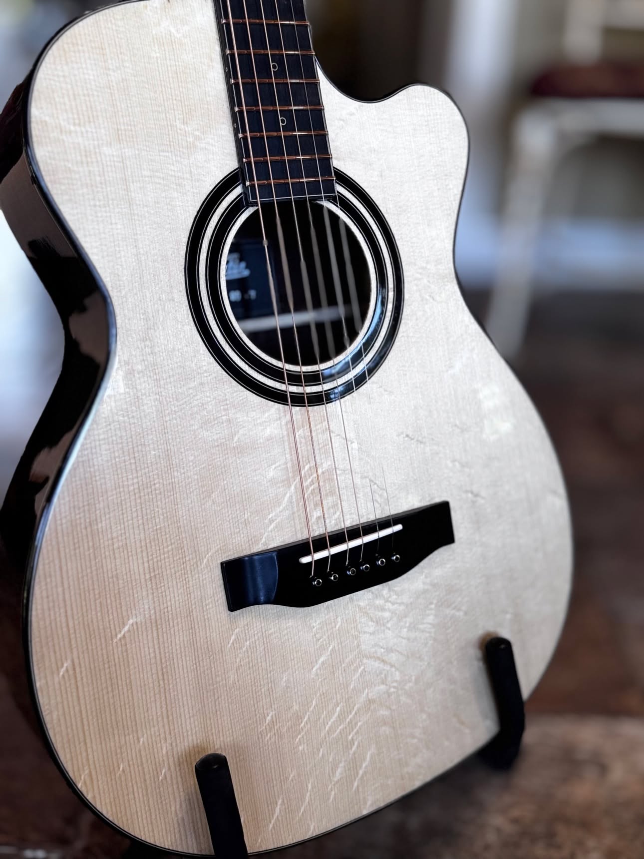 Guitare acoustique 00 cutaway en épinette bearclaw de Francis Boutin